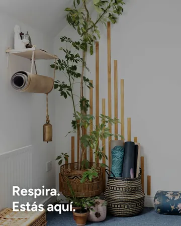 Post con la frase «Respira. Estás aquí.» sobre la foto de una sala de yoga.